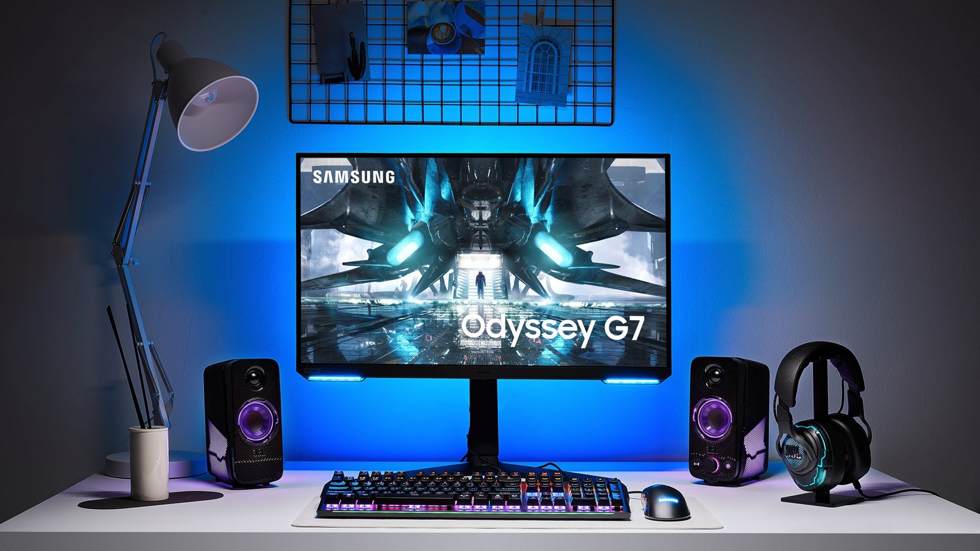 Een platte Samsung Odyssey G7-monitor op een bureau.