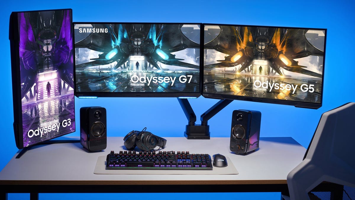 Drie Samsung-monitoren op een bureau.