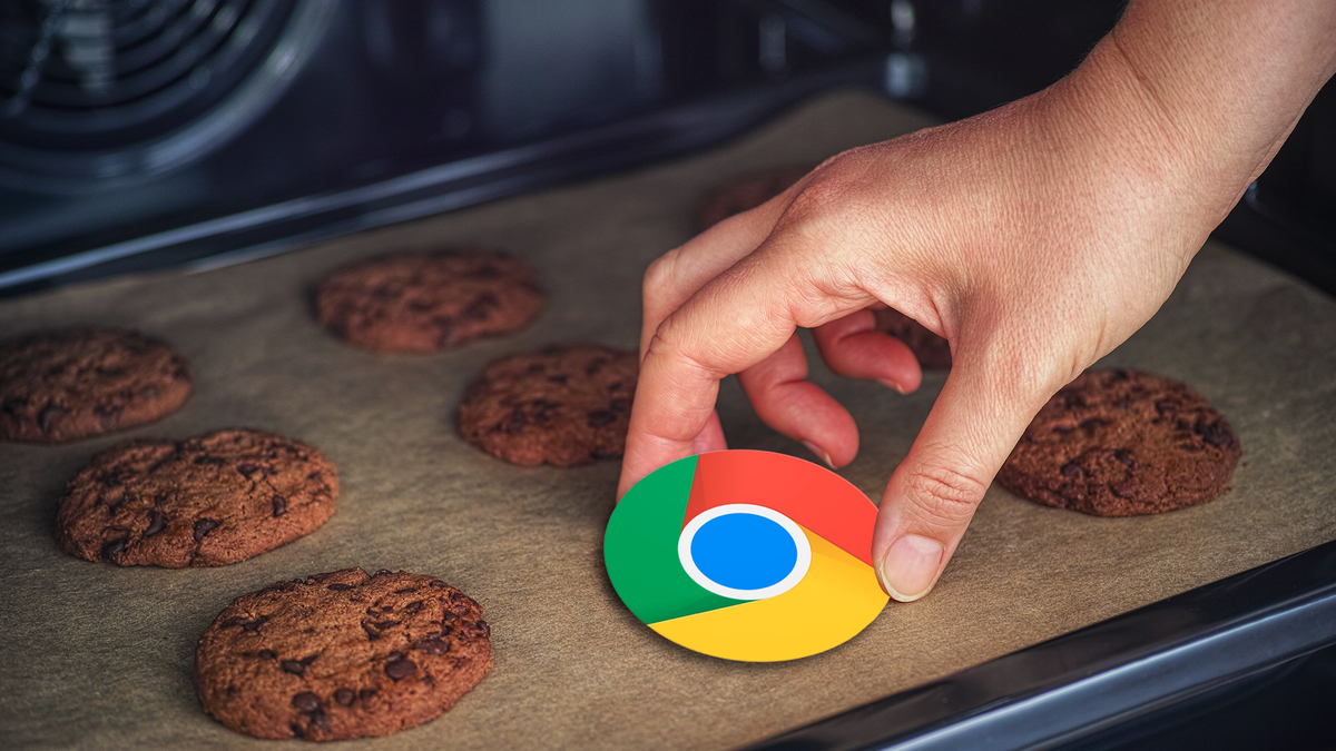 Een hand die het Google Chrome-logo van een cookieblad trekt