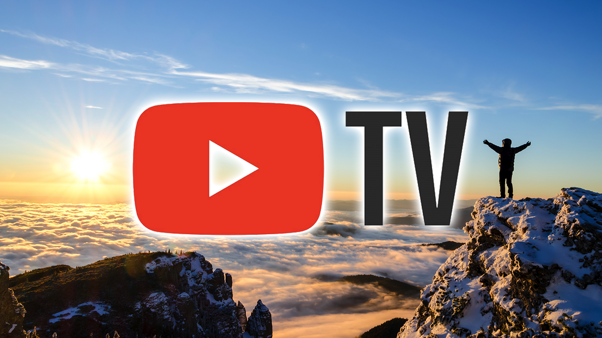 Wandelaar viert succes op de top van een berg met het YouTube TV-logo bovenop de foto.