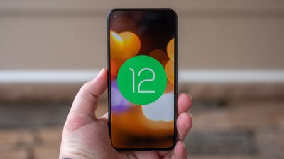 Android 12-logo op een Google Pixel 5