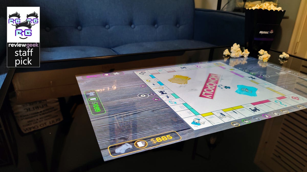 Een digitale kopie van'Monopoly'op een gigantische salontafel.