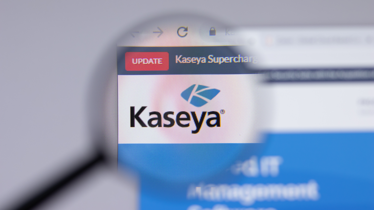 Een vergrootglas over het Kaseya-logo.