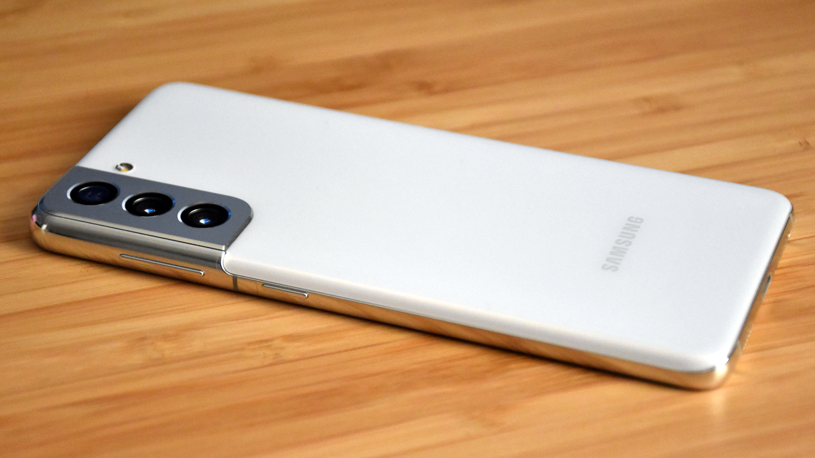 Close-up van Samsung Galaxy S21 camerabobbel op bureau