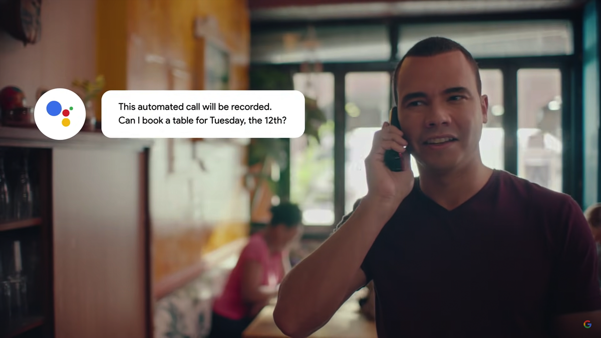 Een restauranteigenaar neemt een oproep op van Google Duplex.