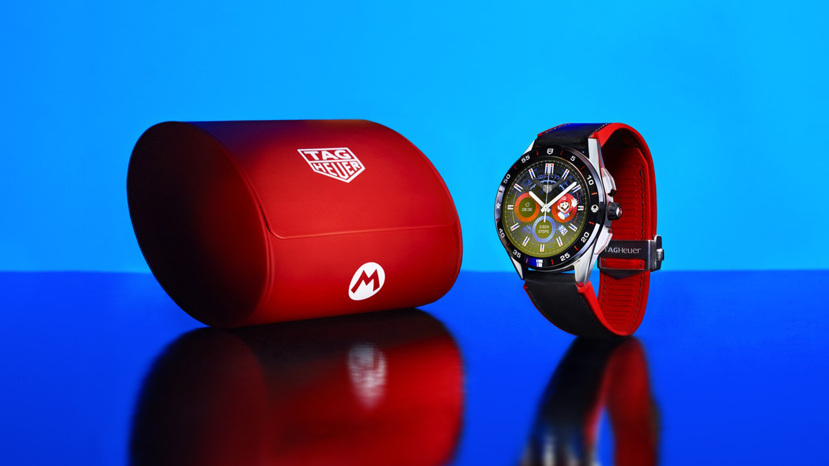 Weergave van TAG Heuer x Super Mario Wear OS-horloge en kast tegen blauwe achtergrond