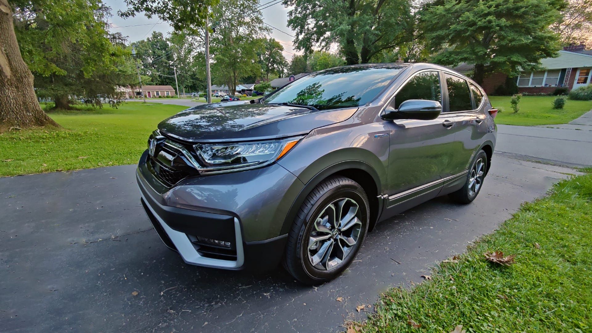 Dezelfde staalgrijze Honda CR-V Hybrid van voorheen, onder een andere hoek