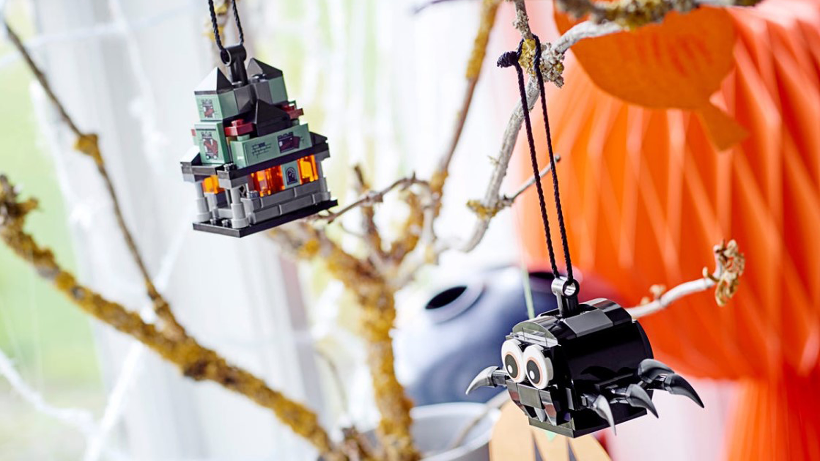LEGO Spider & Haunted House Pack hangend aan boom met ander seizoensdecor