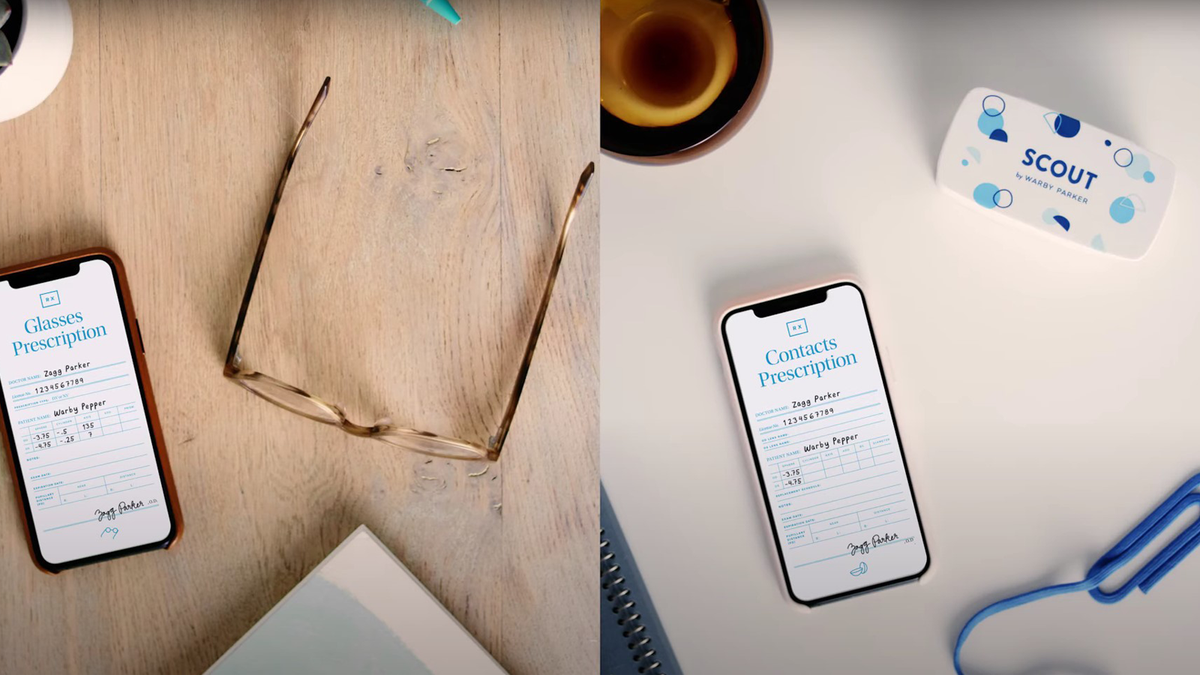 Warby Parker's Virtual Vision Test-app geopend op smartphones in de buurt van bril en contacten