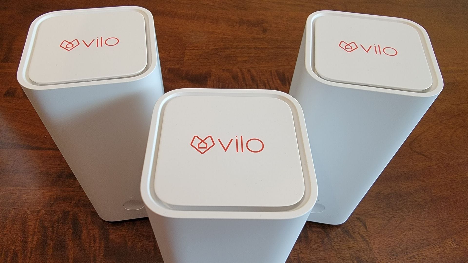 three mesh wifi vilo-units met het logo bovenaan