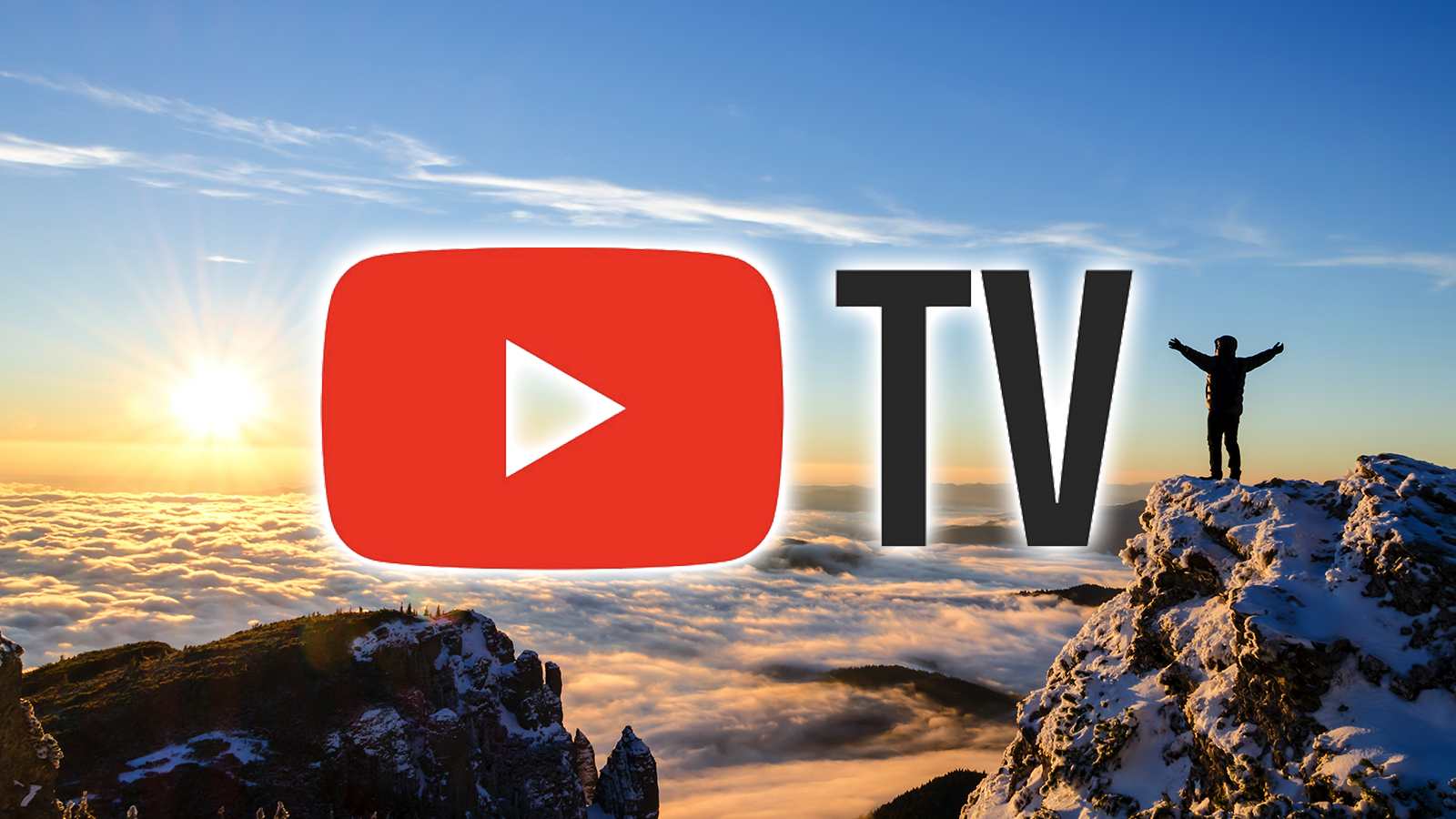 Hiker viert succes op een bergtop met het YouTube TV-logo eroverheen.