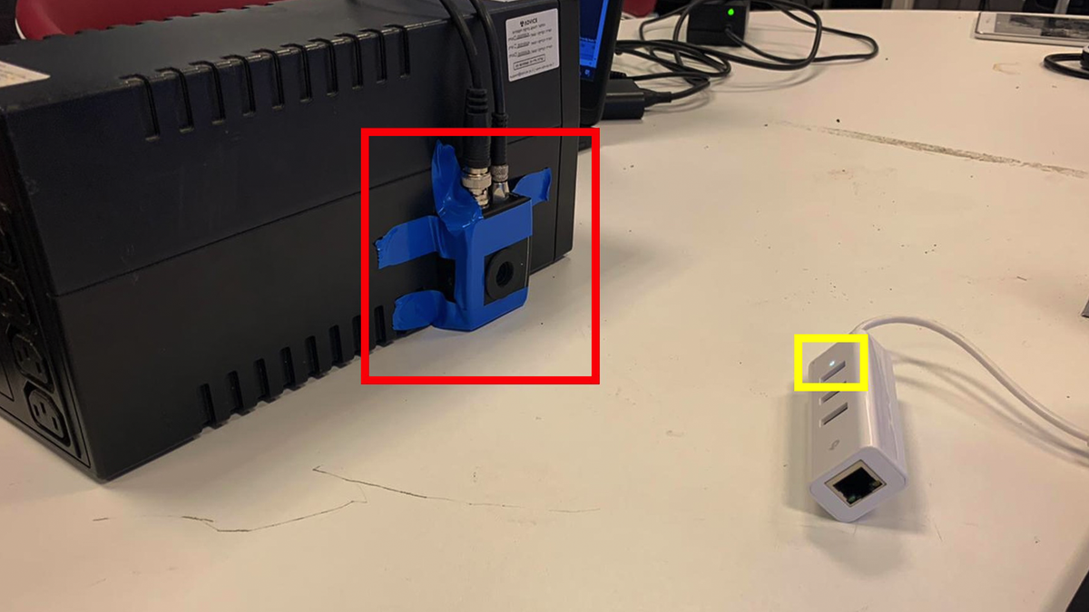 Een elektro-optische sensor gericht op de stroomindicator van een USB-hub.