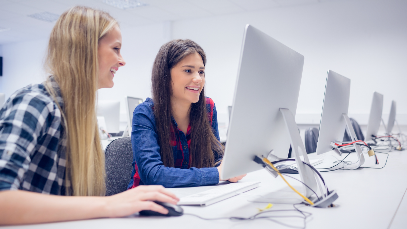 Studenten werken op computer op universiteit