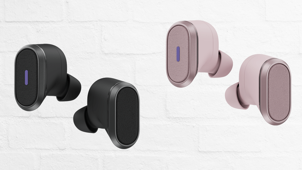 Logitech's Zone True Wireless Earbuds in grafiet en roze tegen een witte baksteen gestructureerde achtergrond