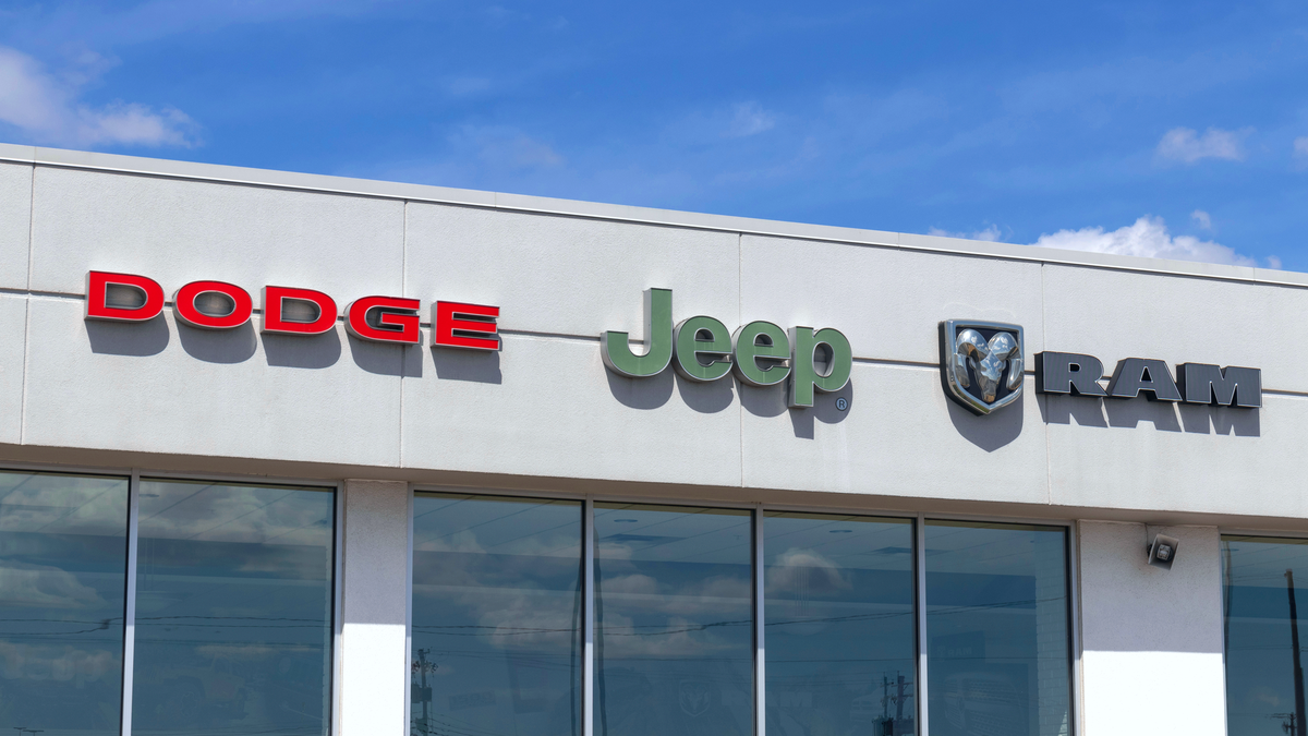 Dodge, Jeep en Ram-logo's op dealergebouw