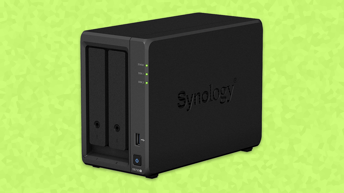 Een Synology NAS op een groene achtergrond.