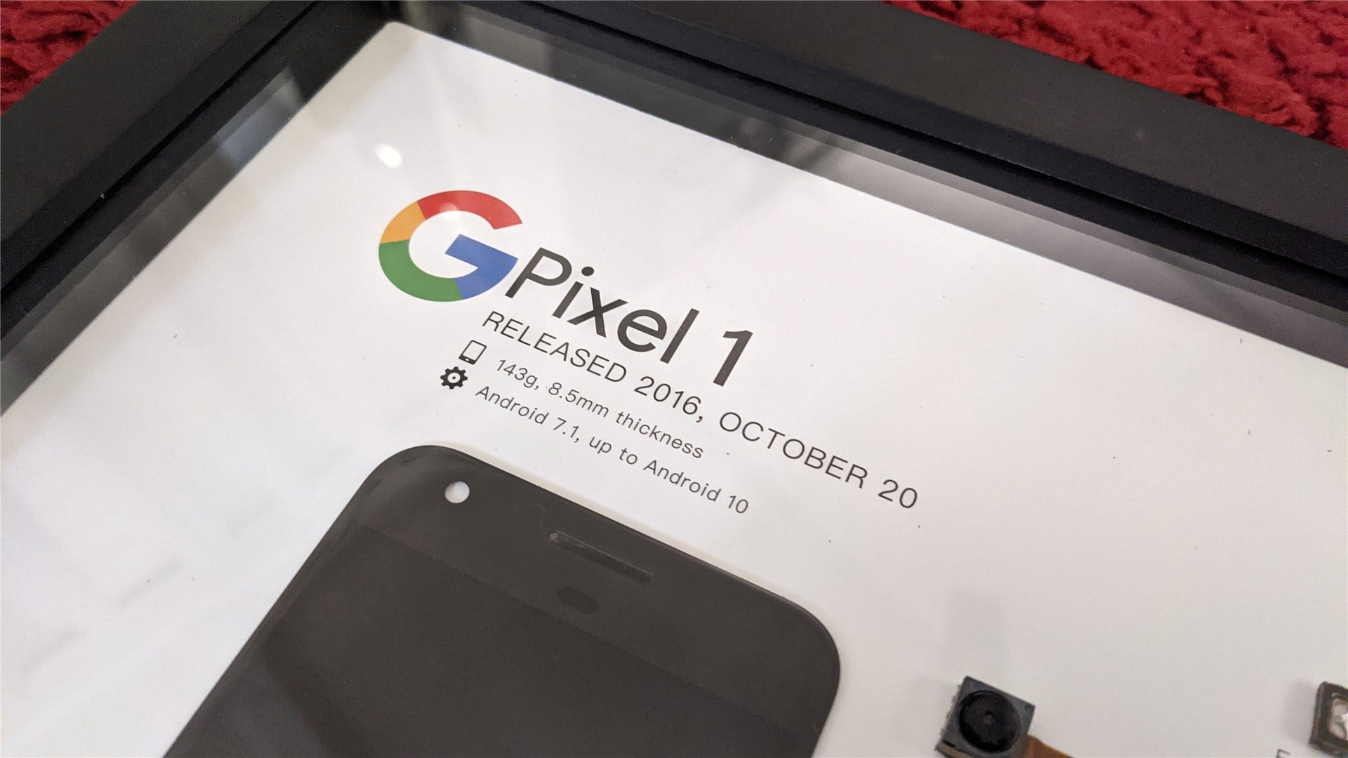 Een close-up van de Pixel 1-details, inclusief releasedatum en Android-versies