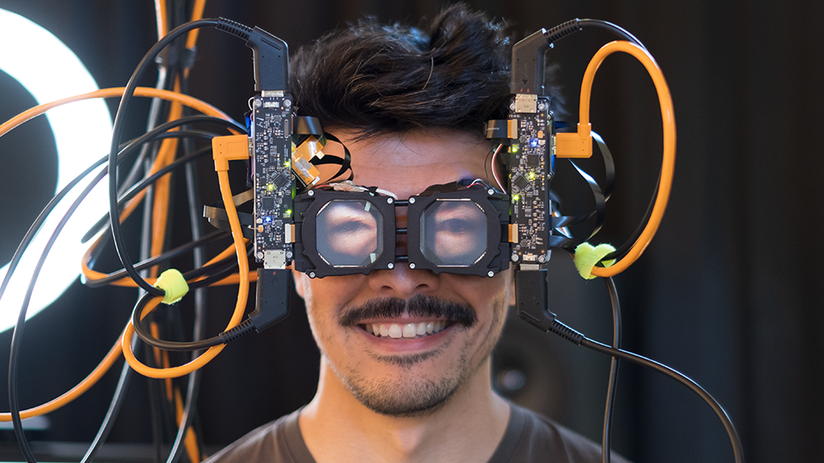 Een man met een VR-masker dat zijn ogen laat zien met behulp van Reverse Passthrough-technologie