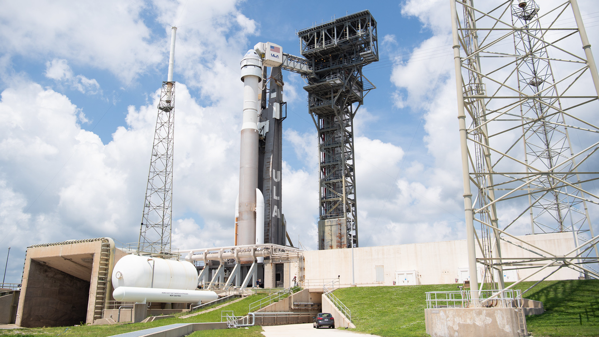 Een United Launch Alliance Atlas V-raket met Boeing's CST-100 Starliner-ruimtevaartuig aan boord is te zien op het lanceerplatform bij Space Launch Complex 41.