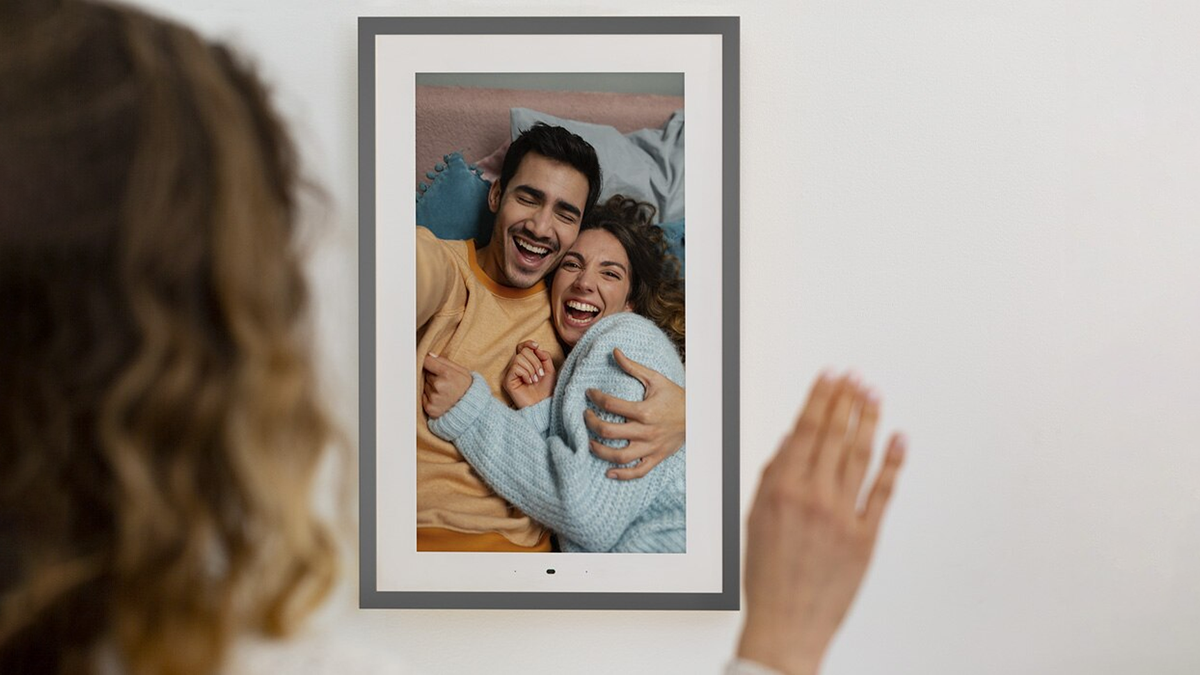 Een familiefoto op de Lenovo Smart Frame.