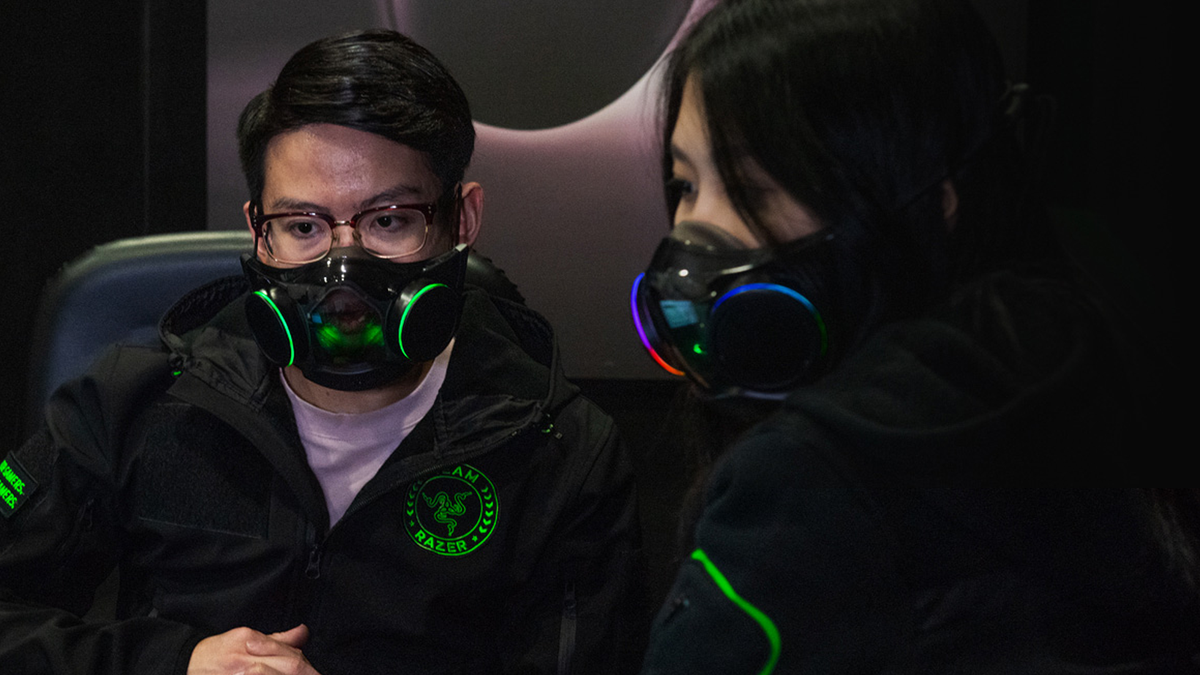 Twee mensen die het Zephyr-gezichtsmasker van Razer dragen.