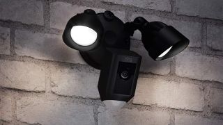 Najlepsze domowe kamery bezpieczeństwa: Ring Floodlight Cam