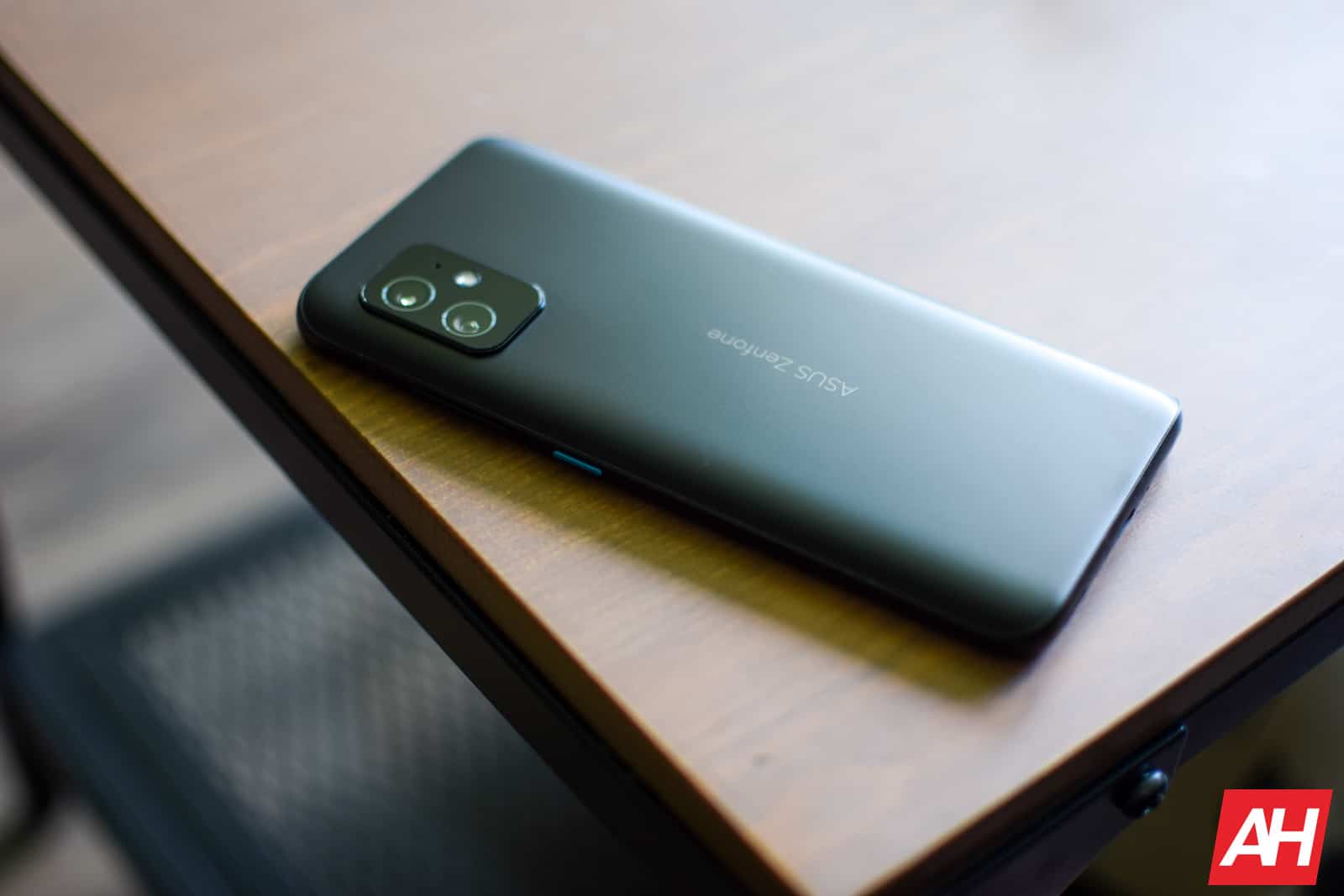 ASUS Zenfone 8 Review AM AH 04