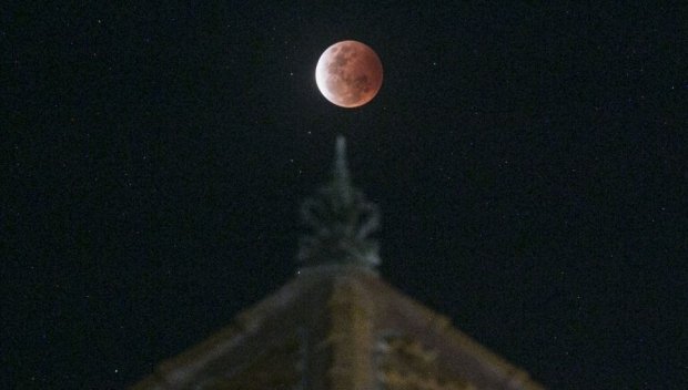 Zaćmienie księżyca krwawego supermoonu sfotografowane z całego świata 01 | TweakTown.com