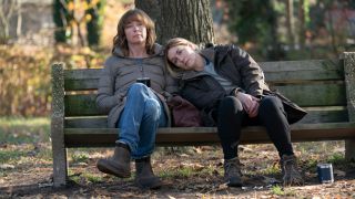 klacz Easttown — Kate Nicholson i Julianne Nicholson