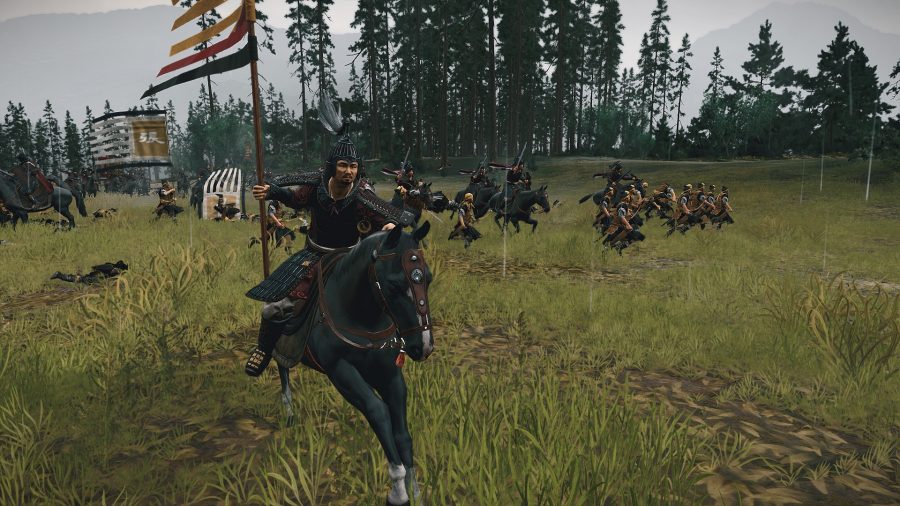 Z bitwy Trzech Królestw mężczyzna jedzie na koniu z flagą