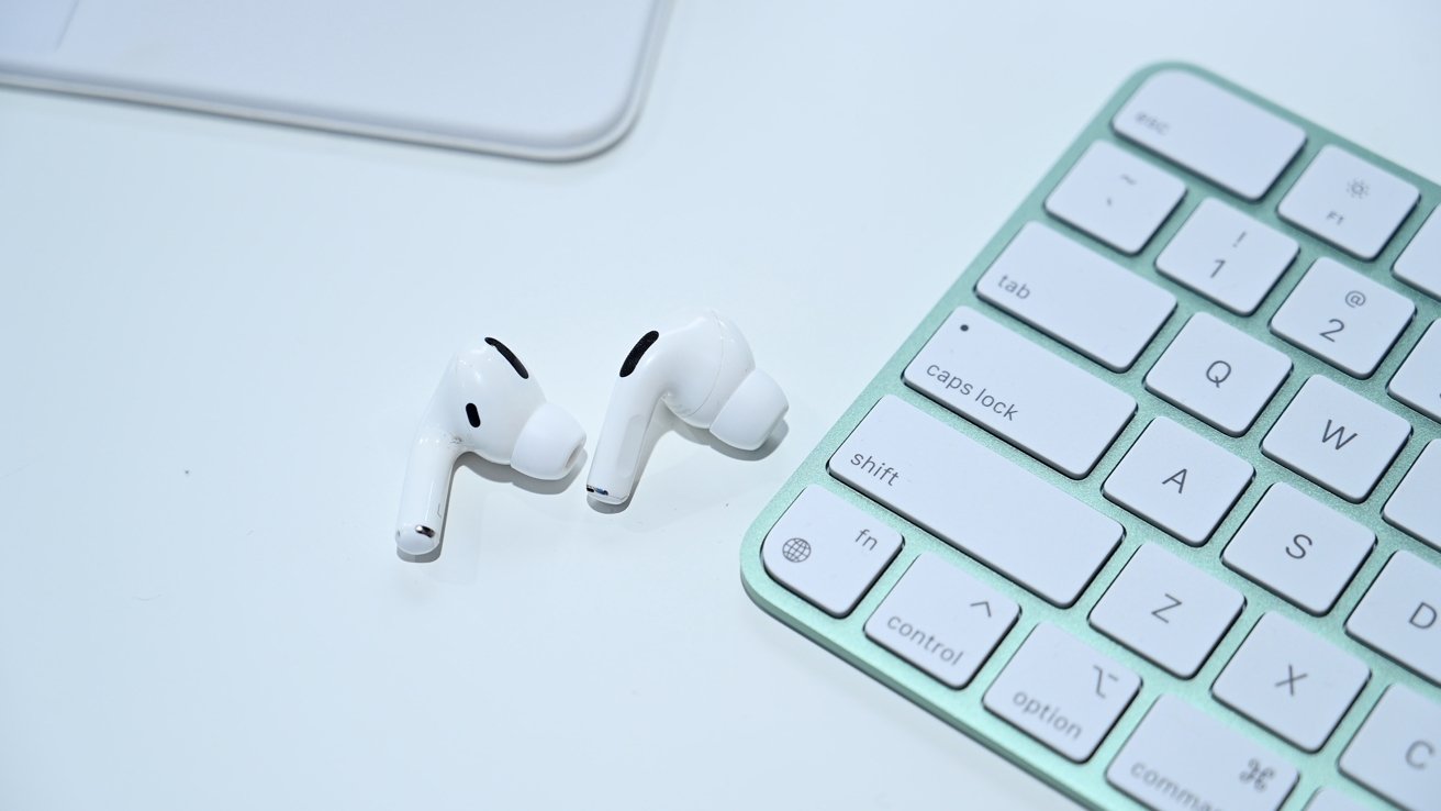 AirPods Pro obok nowej klawiatury iMaca