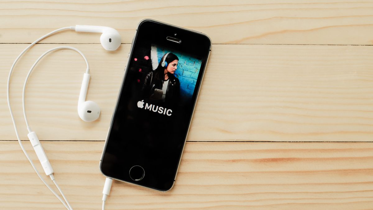 Apple music lossless. Iphone lossless наушники. Apple Music 2022 обложка. Экран телефона с музыкой.