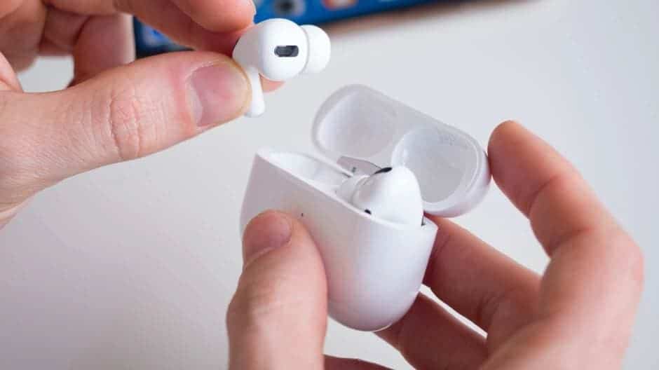 Почему прерывается музыка в airpods