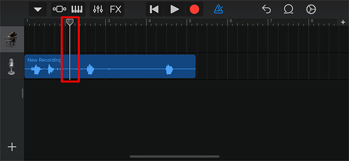 ลากแถบแนวตั้งยาวเพื่อตัดส่วนของบันทึกเสียงในแอป GarageBand