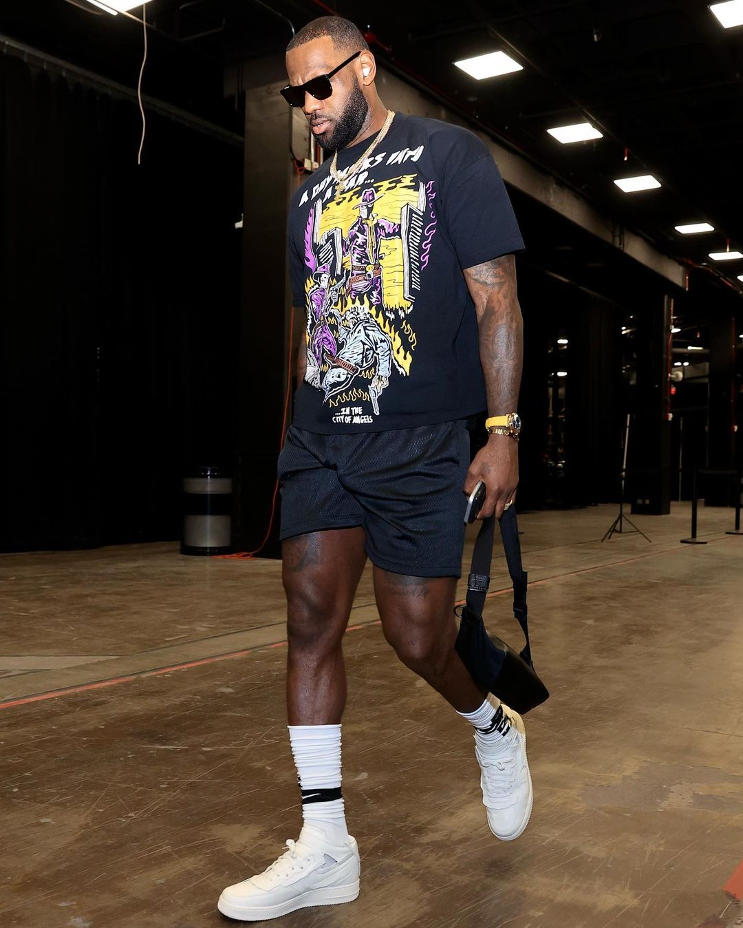 Lebron James ถูกพบเห็นโดยสวม Beats Studio Buds ที่ยัง ...