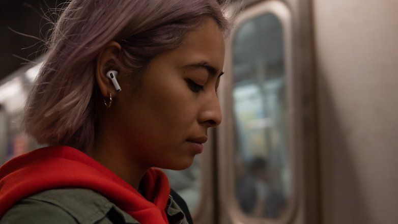frau traegt apple airpods pro