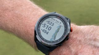 นาฬิกา Garmin ที่ดีที่สุด: Garmin Approach S 62