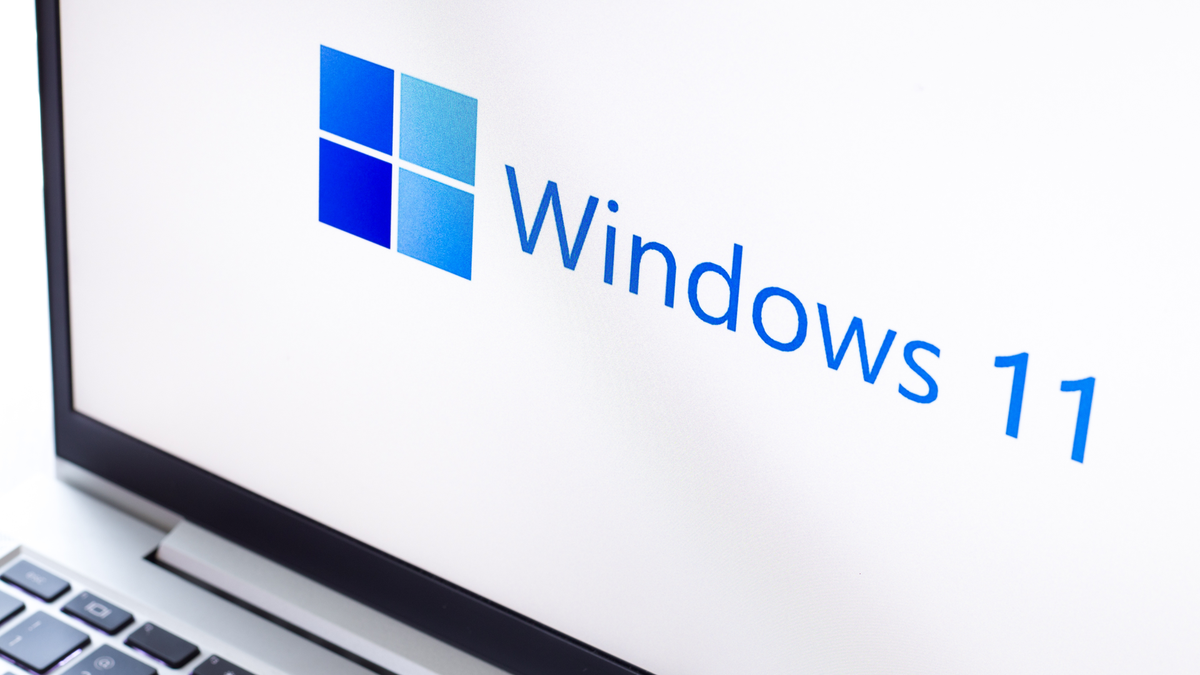 โลโก้ Windows 11 บนหน้าจอแล็ปท็อป