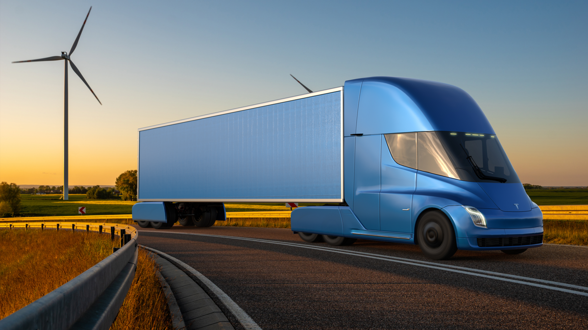 Tesla Semi truck รถบรรทุกไฟฟ้าบนถนน