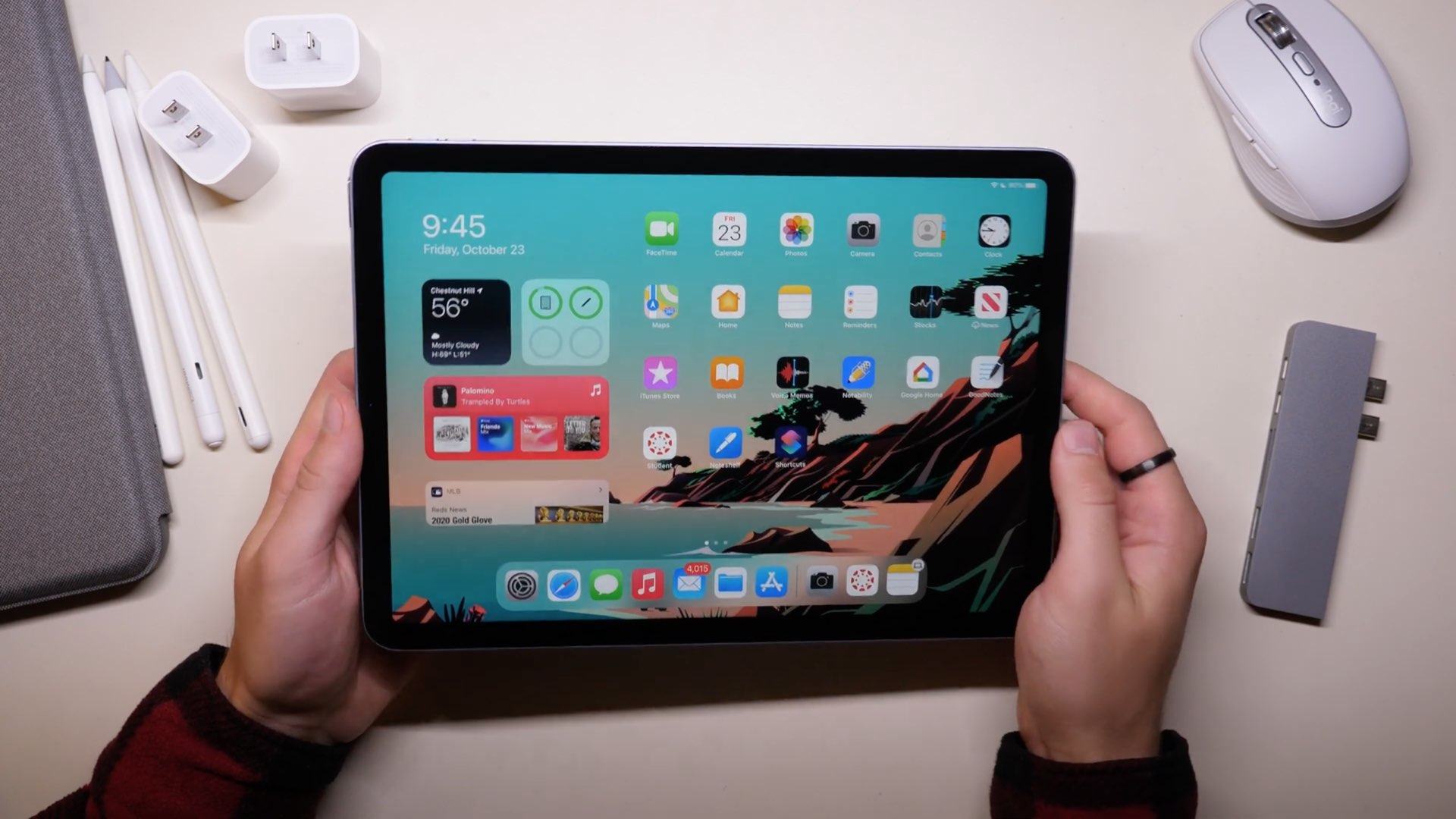 รูปภาพแสดงคนที่ถือ iPad Pro ขนาด 12.9 นิ้วอยู่ในมือ