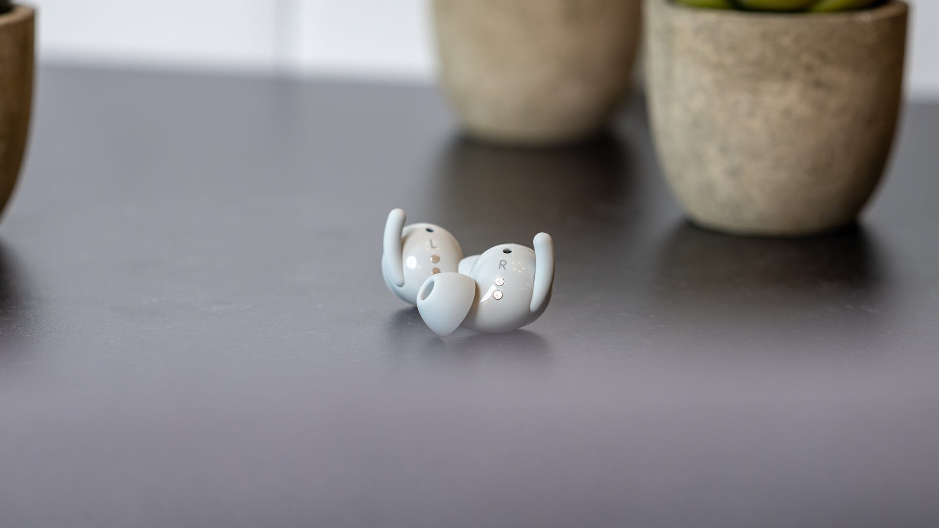 Pixel Buds A Series บนโต๊ะ