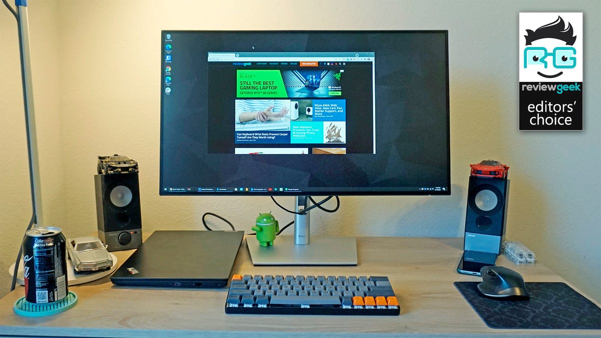 Dell Ultrasharp U2722DE on desk