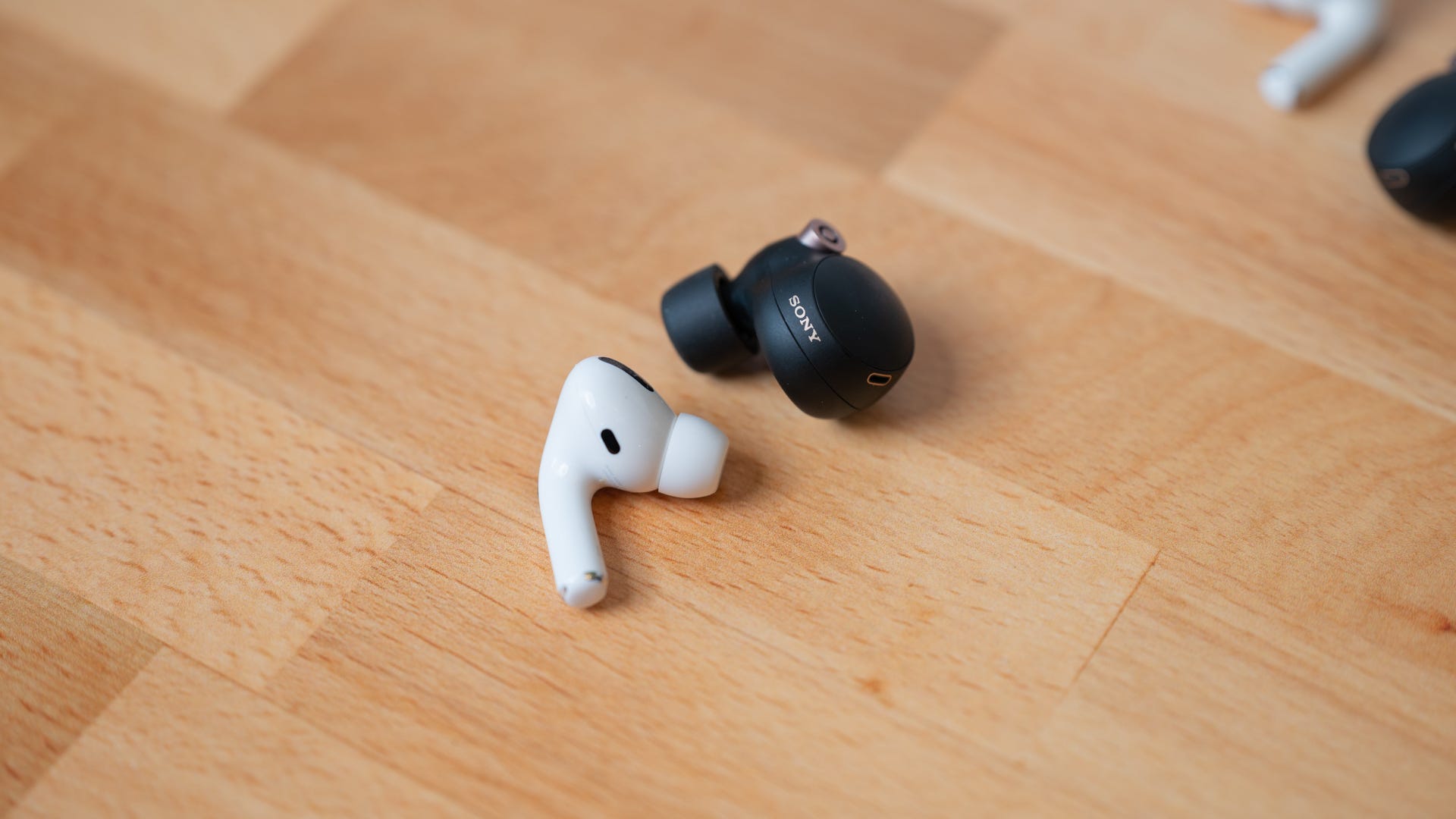 The Sony WF-1000XM4 ข้าง AirPods Pro