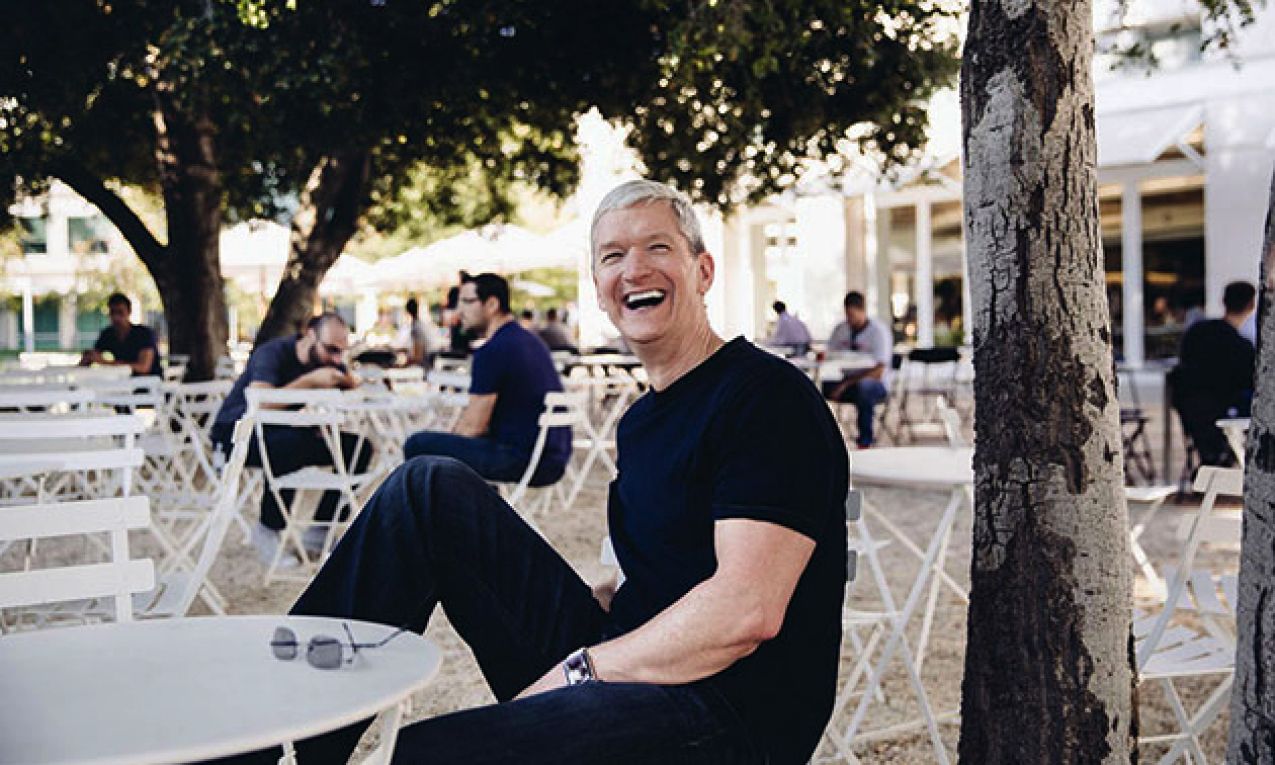 รูปภาพของ Tim Cook CEO ของ Apple หัวเราะและงอของเขา ลูกหนูนอกสำนักงานใหญ่ของ Apple Park