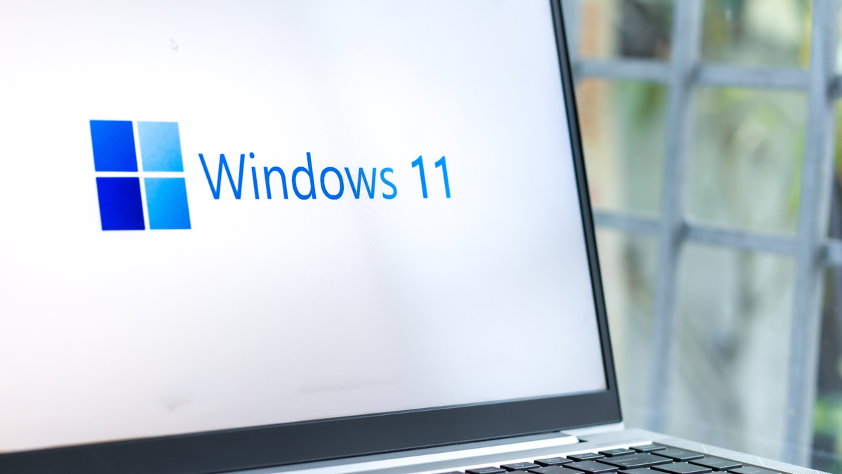 โลโก้ Windows 11 บนหน้าจอแล็ปท็อป