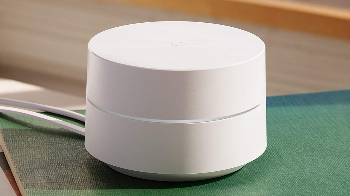 Google Wifi Mesh Router บนโต๊ะสีสันสดใส