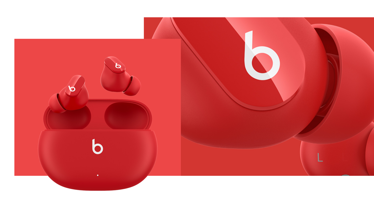 ภาพถ่ายของ Beats Studio Buds สีแดงบนพื้นหลังสีแดง