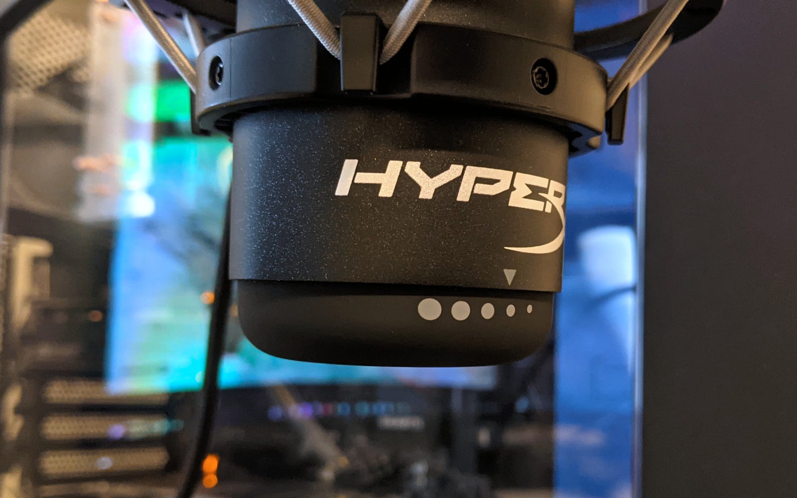 ระยะใกล้ของแป้นหมุนขยายด้านล่างของ HyperX QuadCast S