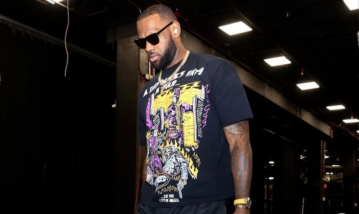 LeBron James được phát hiện mặc bộ quần áo'Beats Studio Buds'4 James with Beats Studio Buds