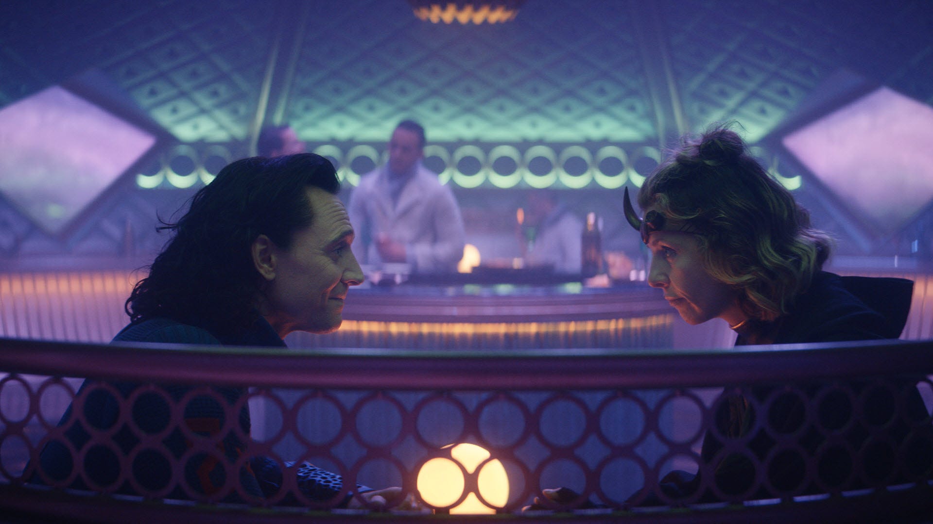 Loki và Sylvie nói chuyện trong một toa ăn tối của một chiếc xe lửa.